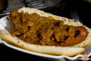 Zwiebel-Bratwurst-Hot Dogs