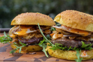 Dry Aged Burger mit Cornflakes, Käse und Spiegelei