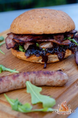 Bacon Bratwurst Burger vom Grill