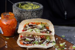 Tacos mit gegrilltem Rindfleisch