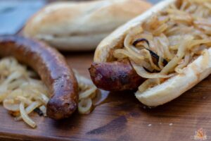 Hot Dog mit Zwiebeln und Bier