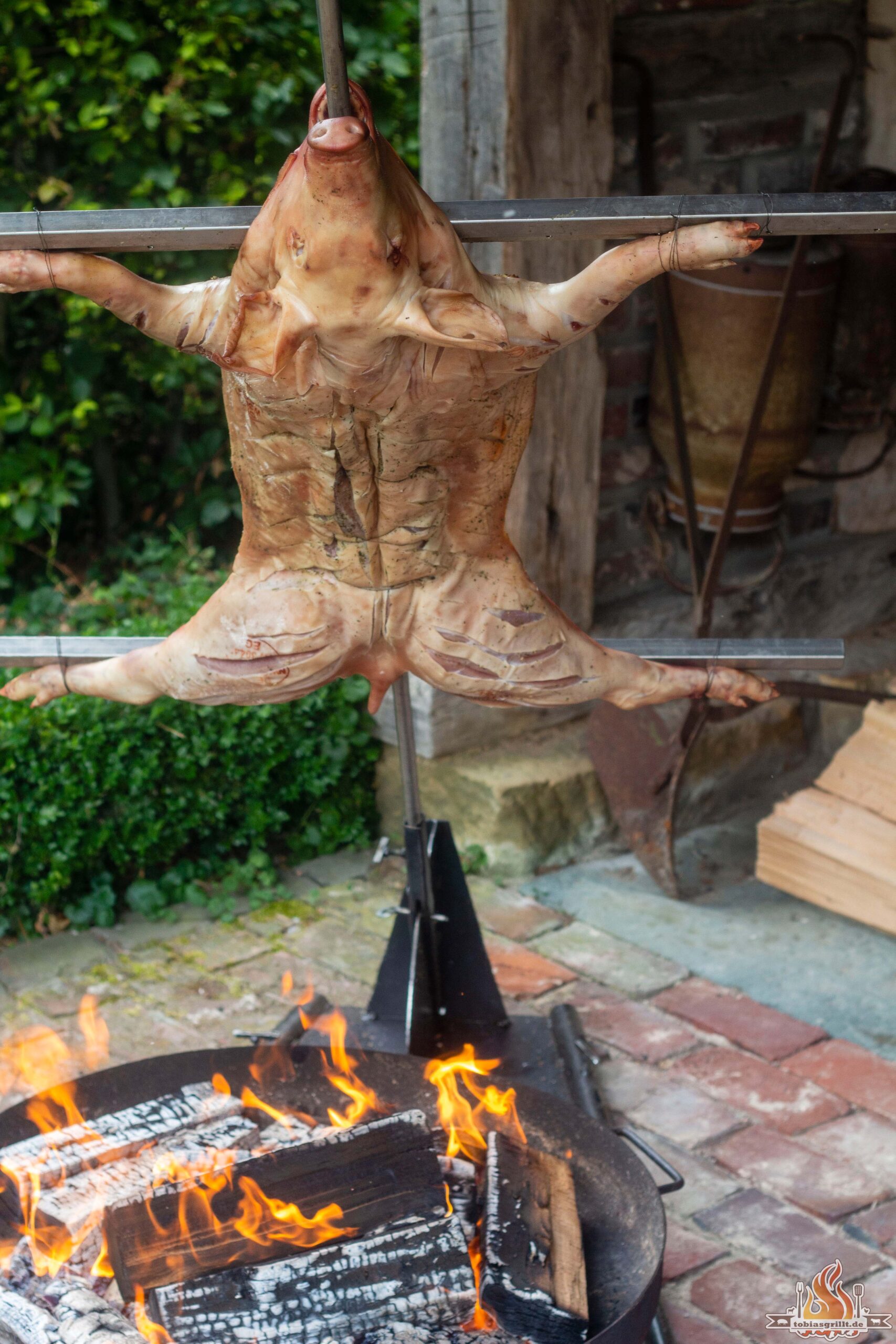 Spanferkel vom offenen Feuer | Asado Spanferkel - tobiasgrillt.de
