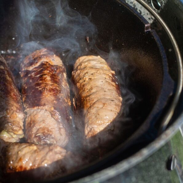 Rinderrouladen aus dem Dutch Oven - tobiasgrillt.de