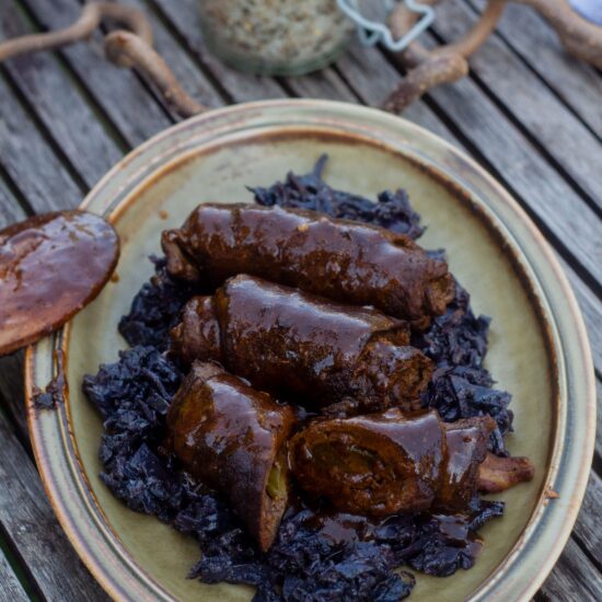 Rinderrouladen aus dem Dutch Oven - tobiasgrillt.de Rinderrouladen aus dem Dutch Oven - tobiasgrillt.de