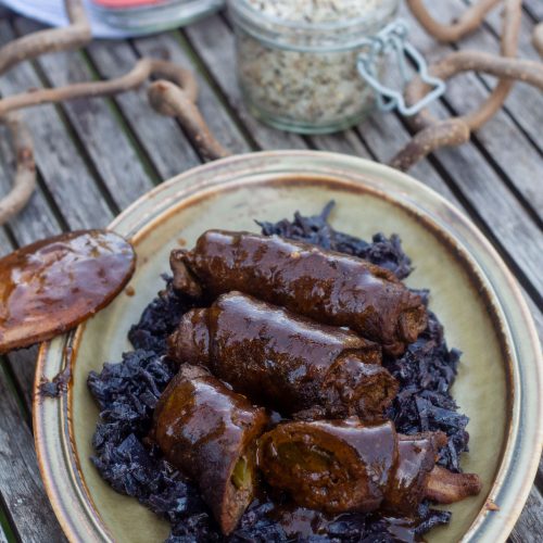 Rinderrouladen aus dem Dutch Oven - tobiasgrillt.de Rinderrouladen aus dem Dutch Oven - tobiasgrillt.de