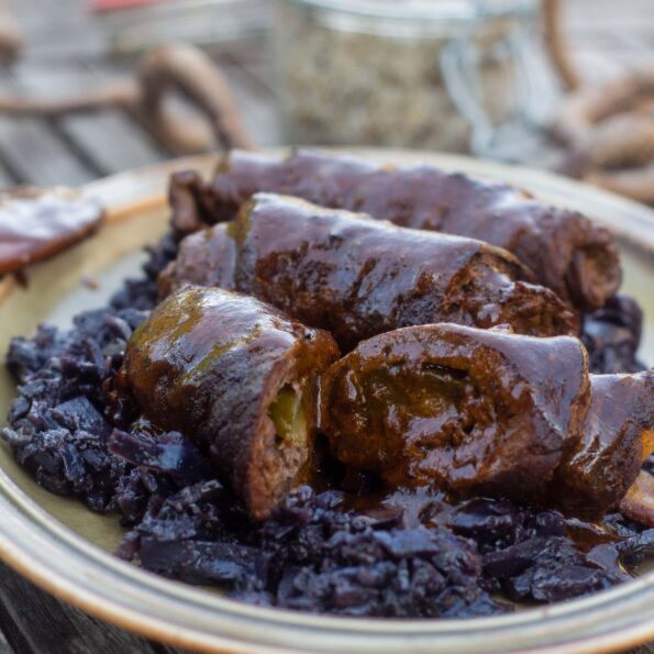 Rinderrouladen aus dem Dutch Oven - tobiasgrillt.de