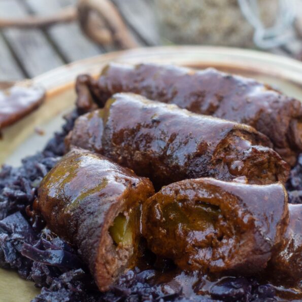 Rinderrouladen aus dem Dutch Oven - tobiasgrillt.de