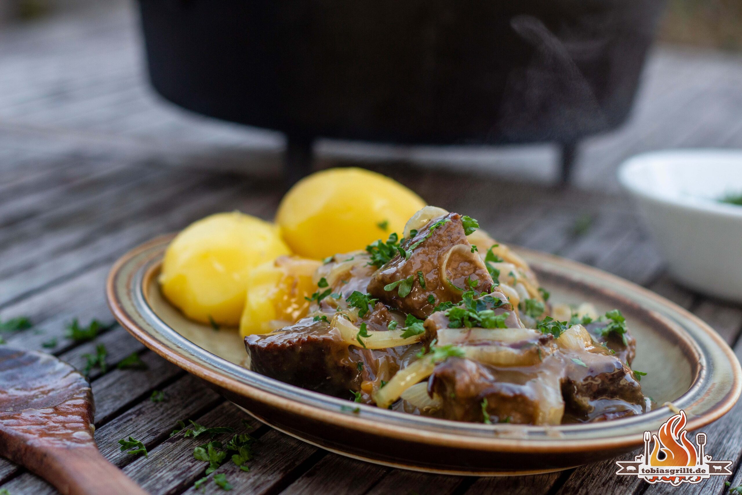 Zwiebelfleisch aus dem Dutch Oven