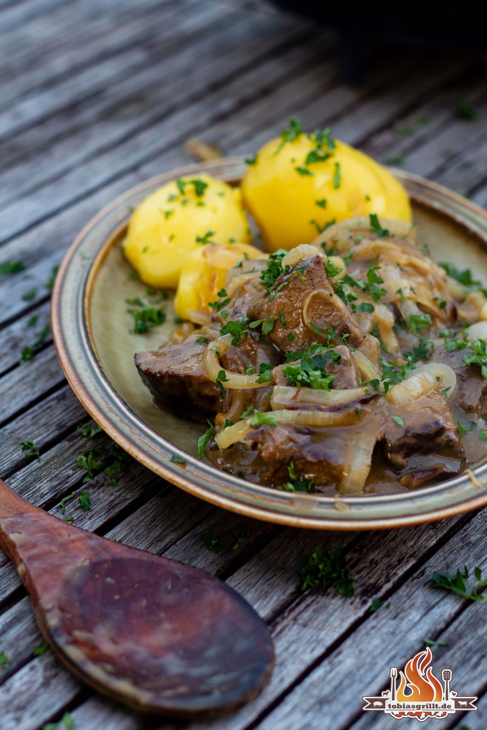 Zwiebelfleisch aus dem Dutch Oven - tobiasgrillt.de