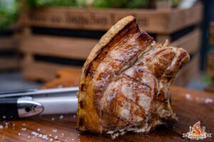 dry aged Kotelett vom Kräuterschwein