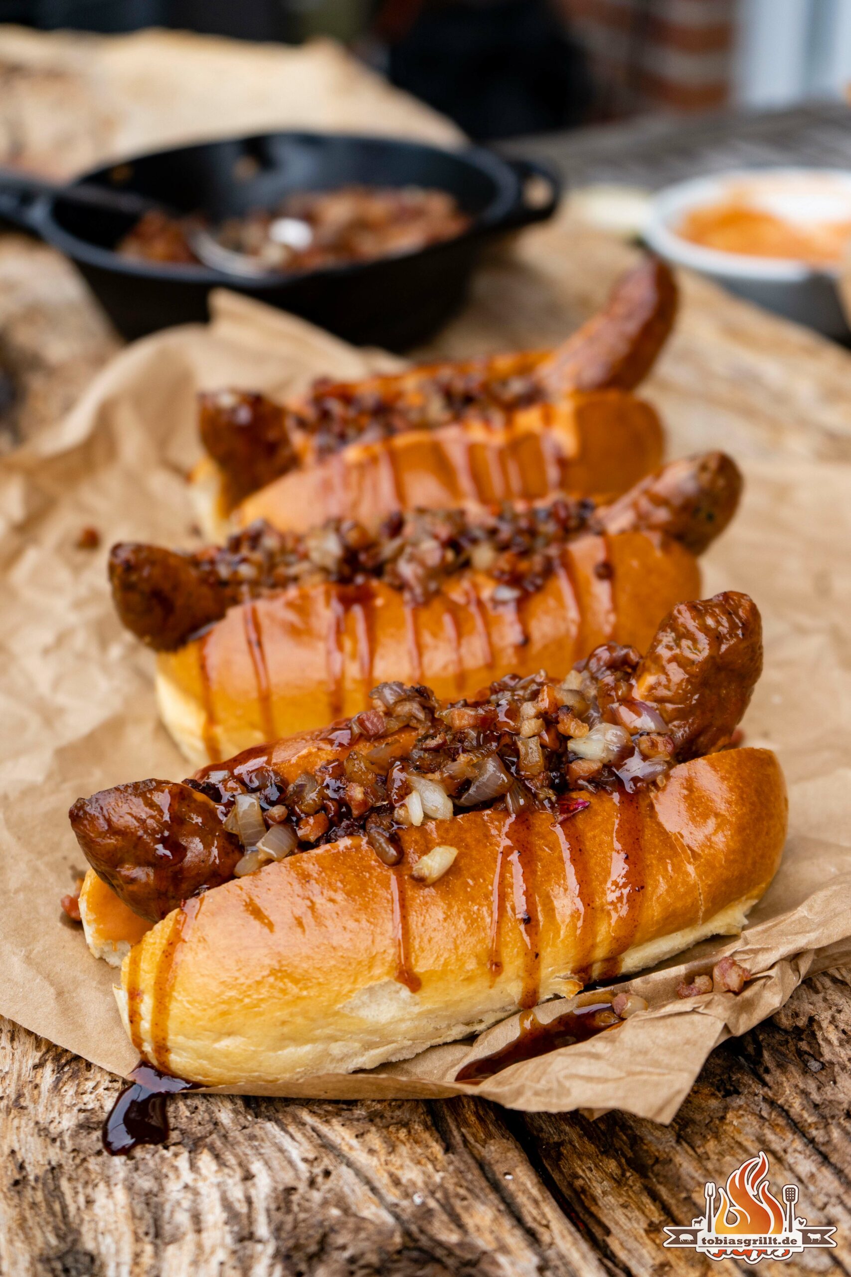 Hot Dogs mit Bacon und Zwiebeln