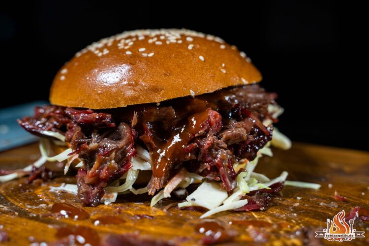 Pulled Beef Burger vom Pelletgrill