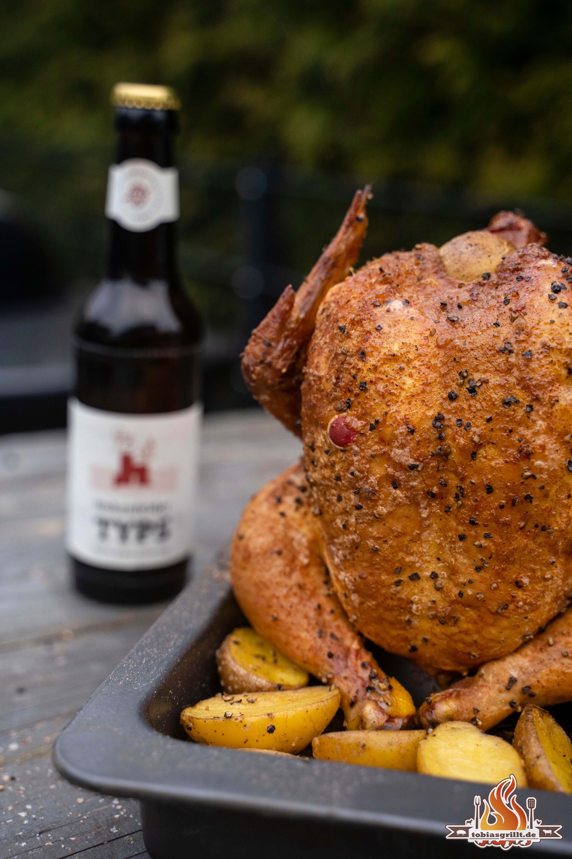 saftiges Bierhähnchen - Beer Can Chicken vom Smoker - tobiasgrillt.de