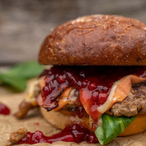 Wildschwein Burger mit Preiselbeer Sauce