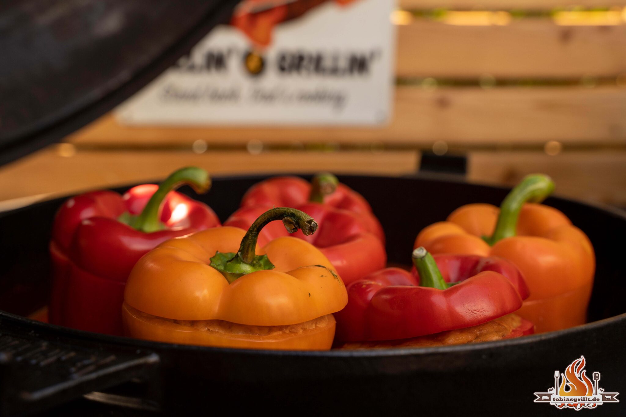 gefüllte Paprikaschoten aus dem Dutch Oven - tobiasgrillt.de