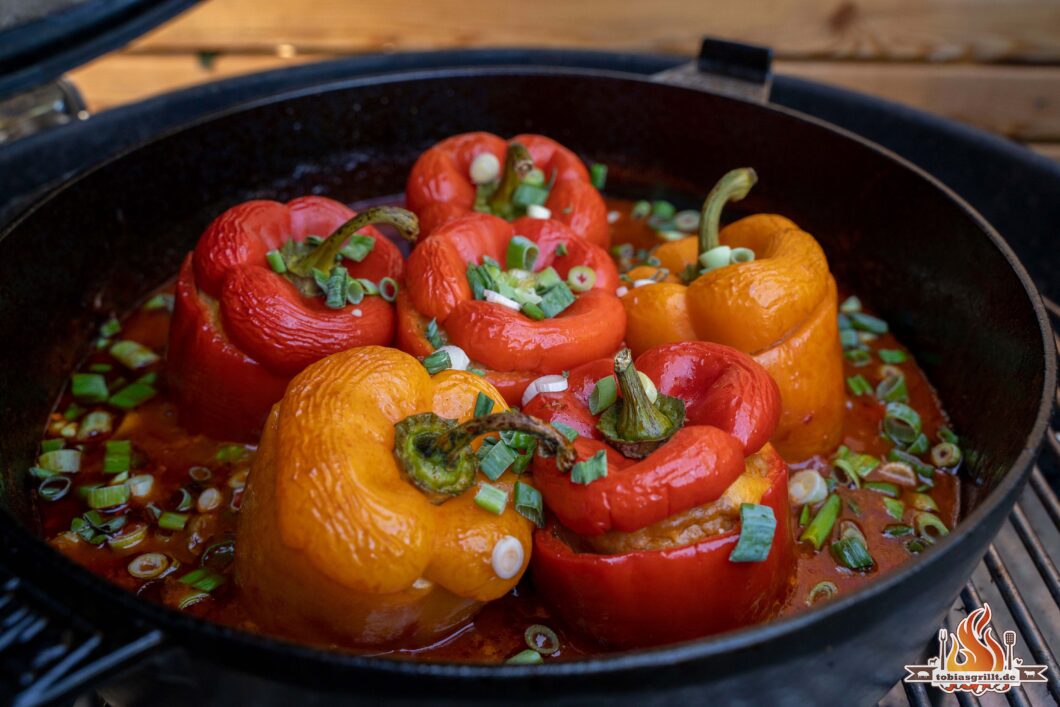 gefüllte Paprikaschoten aus dem Dutch Oven - tobiasgrillt.de