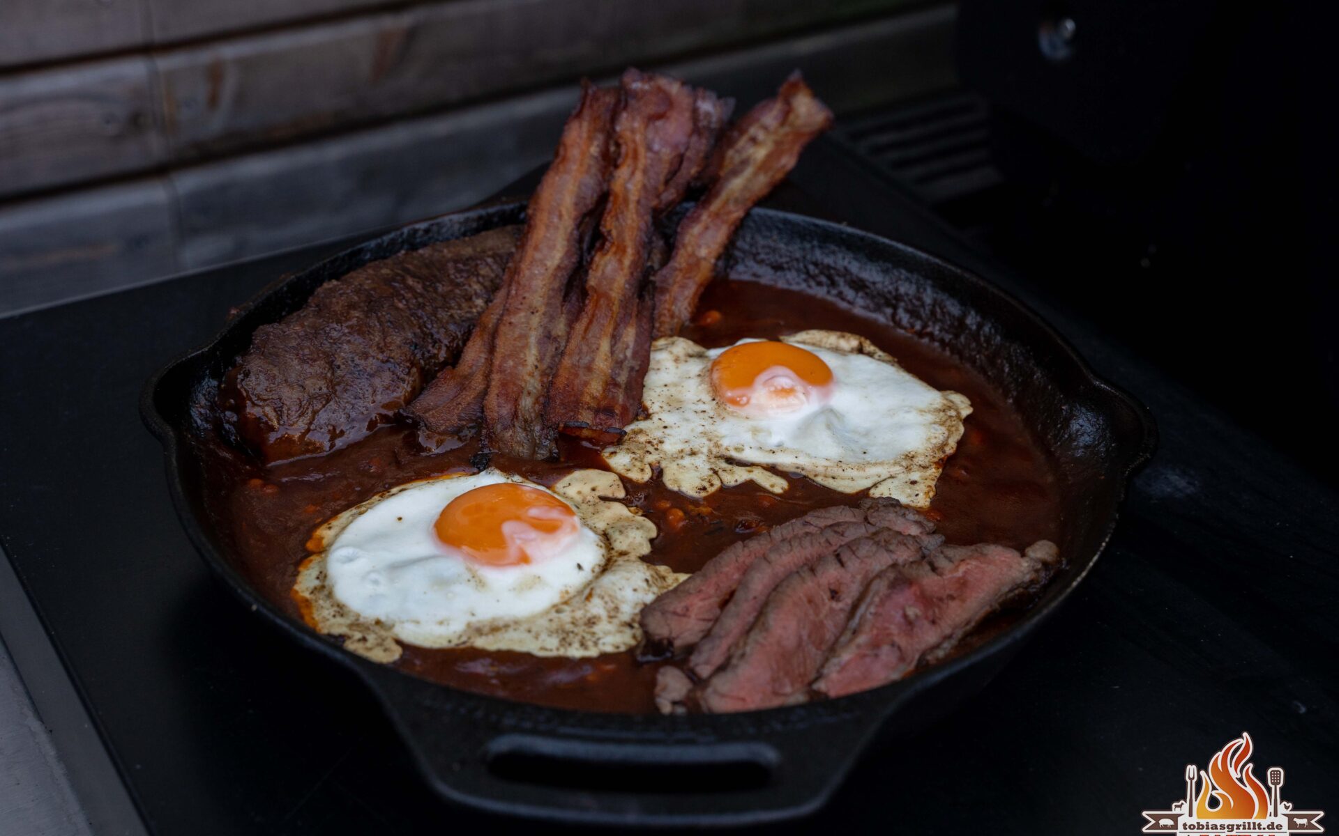 Cowboy Pfanne Deluxe – zartes Steak, knuspriger Bacon & Baked Beans