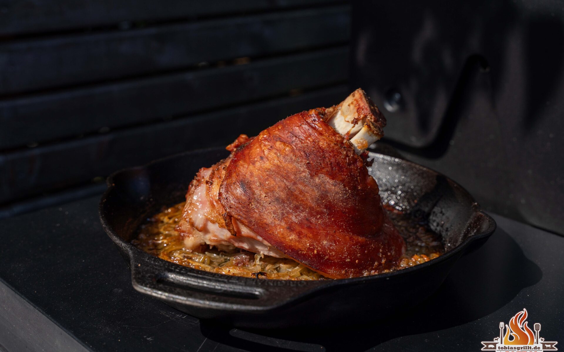 Knusprige Schweinshaxe vom Grill