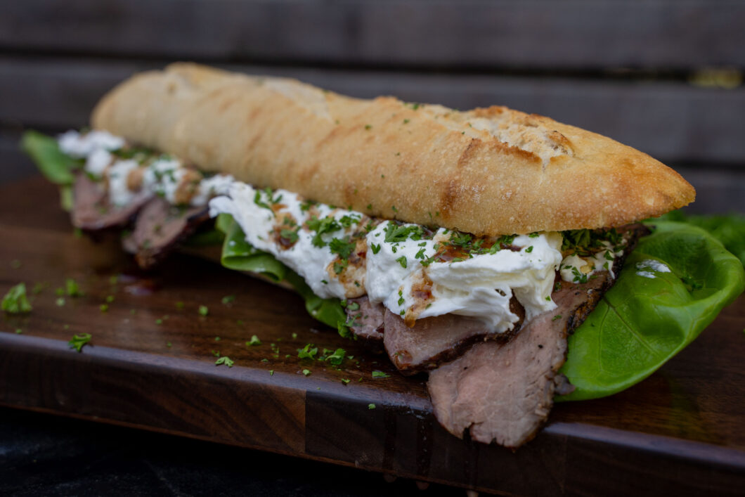 Roastbeef Baguette mit Burrata und selbstgemachtem Würzöl