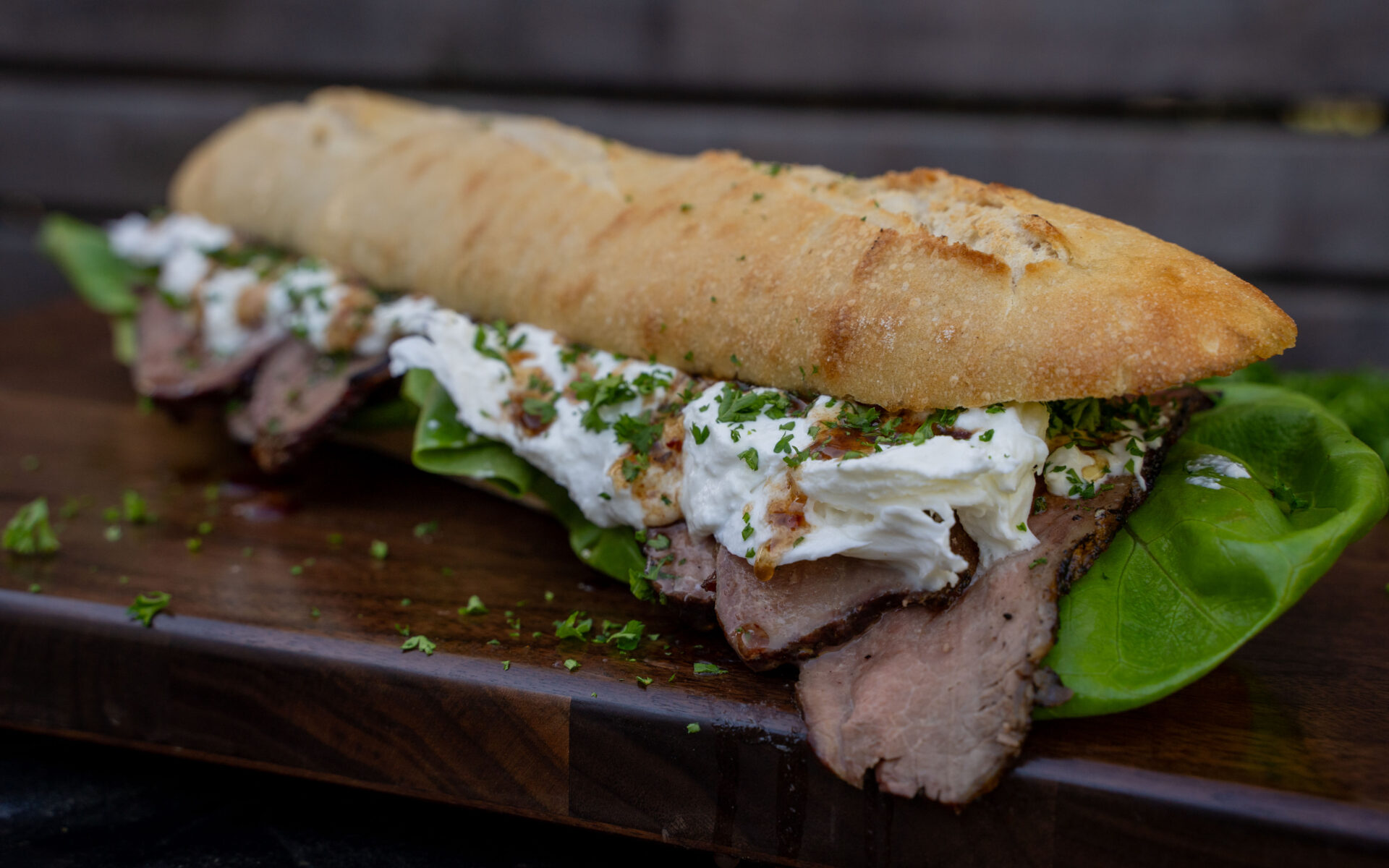 Roastbeef Baguette mit Burrata und selbstgemachtem Würzöl