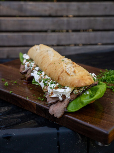 Roastbeef Baguette mit Burrata und selbstgemachtem Würzöl