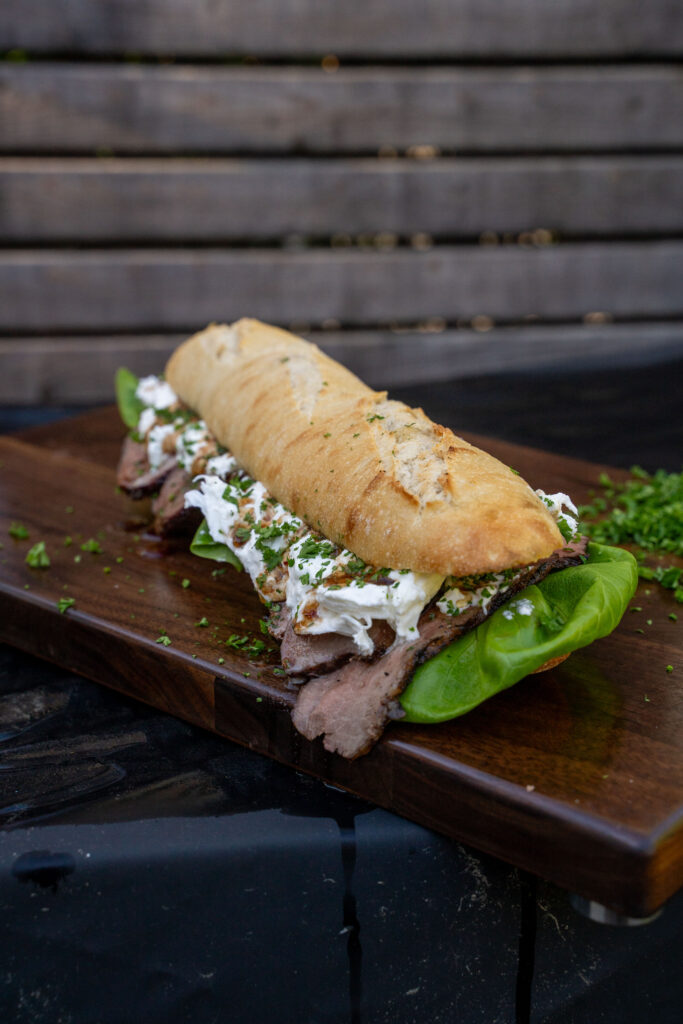 Roastbeef Baguette mit Burrata und selbstgemachtem Würzöl