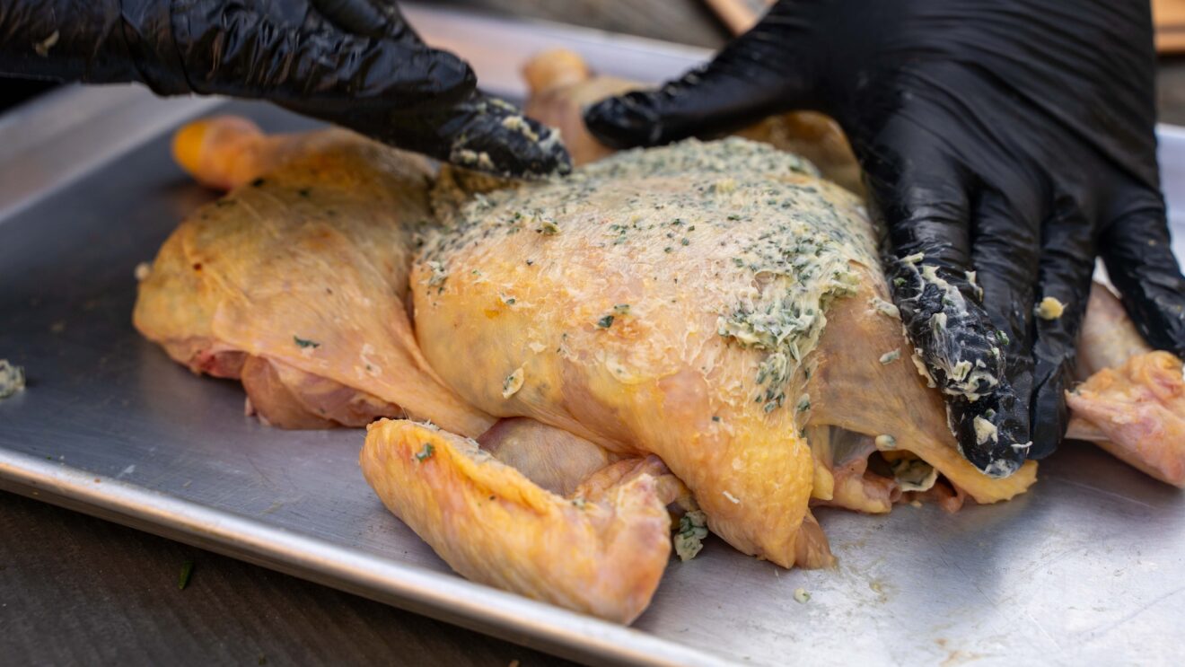 Perfekt gegrilltes Kikok-Hähnchen mit Kräuterbutter – Ein Genuss vom ...
