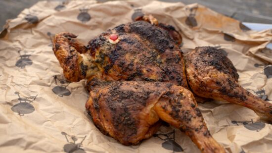 perfekt gegrilltes Kikok-Hähnchen mit Kräuterbutter