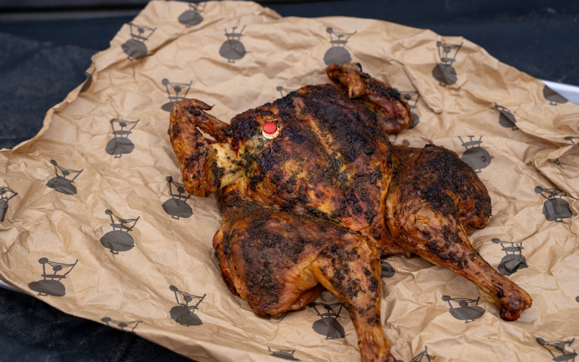 Perfekt gegrilltes Kikok-Hähnchen mit Kräuterbutter – Ein Genuss vom Holzkohlegrill