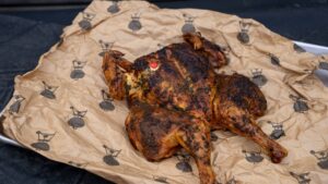 Perfekt gegrilltes Kikok-Hähnchen mit Kräuterbutter – Ein Genuss vom Holzkohlegrill