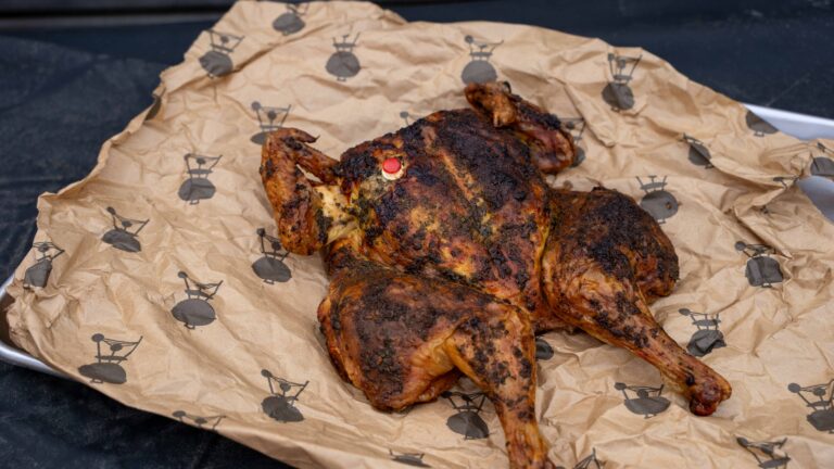 Perfekt gegrilltes Kikok-Hähnchen mit Kräuterbutter – Ein Genuss vom Holzkohlegrill