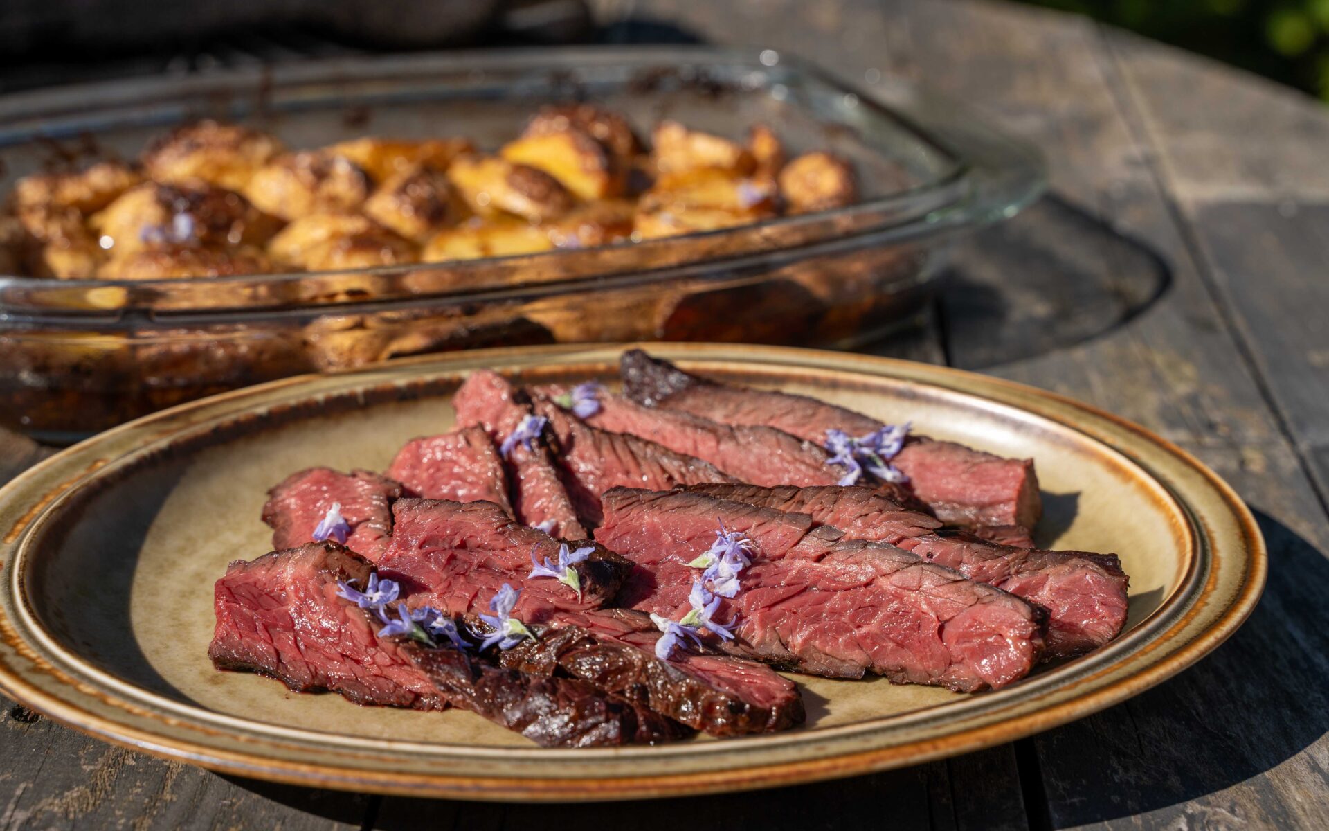Onglet mit Rosmarin Mayo Kartoffeln