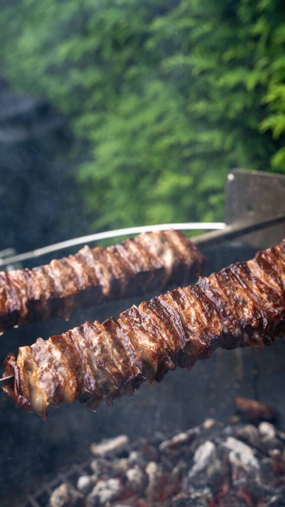 Geschichtete Picanha Spieße mit Hack und Lado vom Holzkohlegrill