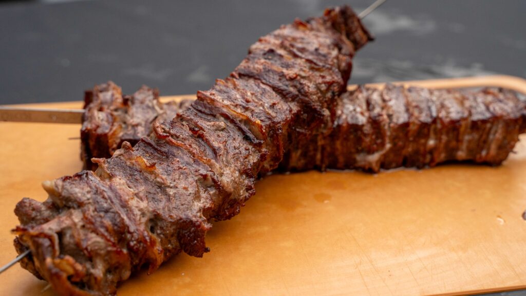 geschichtete Picanha Spieße, Picanha Spieße mit Hackfleisch, Picanha Spieße mit Lado, Fleischspieße vom Holzkohlegrill, Picanha grillen, Lado grillen, Picanha mit Hackfleisch, Grillspieße mit Hack, Rinderhack vom Grill, Sumach Hackfleisch, Picanha Spieße Rezept, Fleisch schichten und grillen, Drehspieß Weber Kugelgrill, Picanha vom Drehspieß, Spieße mit Picanha, geschichtete Fleischspieße
