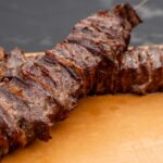geschichtete Picanha Spieße, Picanha Spieße mit Hackfleisch, Picanha Spieße mit Lado, Fleischspieße vom Holzkohlegrill, Picanha grillen, Lado grillen, Picanha mit Hackfleisch, Grillspieße mit Hack, Rinderhack vom Grill, Sumach Hackfleisch, Picanha Spieße Rezept, Fleisch schichten und grillen, Drehspieß Weber Kugelgrill, Picanha vom Drehspieß, Spieße mit Picanha, geschichtete Fleischspieße