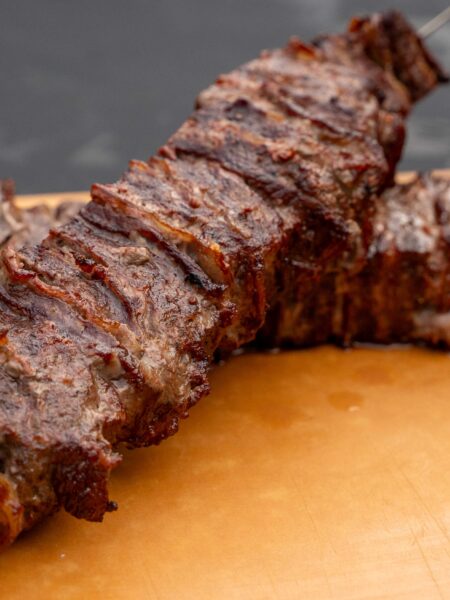 geschichtete Picanha Spieße, Picanha Spieße mit Hackfleisch, Picanha Spieße mit Lado, Fleischspieße vom Holzkohlegrill, Picanha grillen, Lado grillen, Picanha mit Hackfleisch, Grillspieße mit Hack, Rinderhack vom Grill, Sumach Hackfleisch, Picanha Spieße Rezept, Fleisch schichten und grillen, Drehspieß Weber Kugelgrill, Picanha vom Drehspieß, Spieße mit Picanha, geschichtete Fleischspieße
