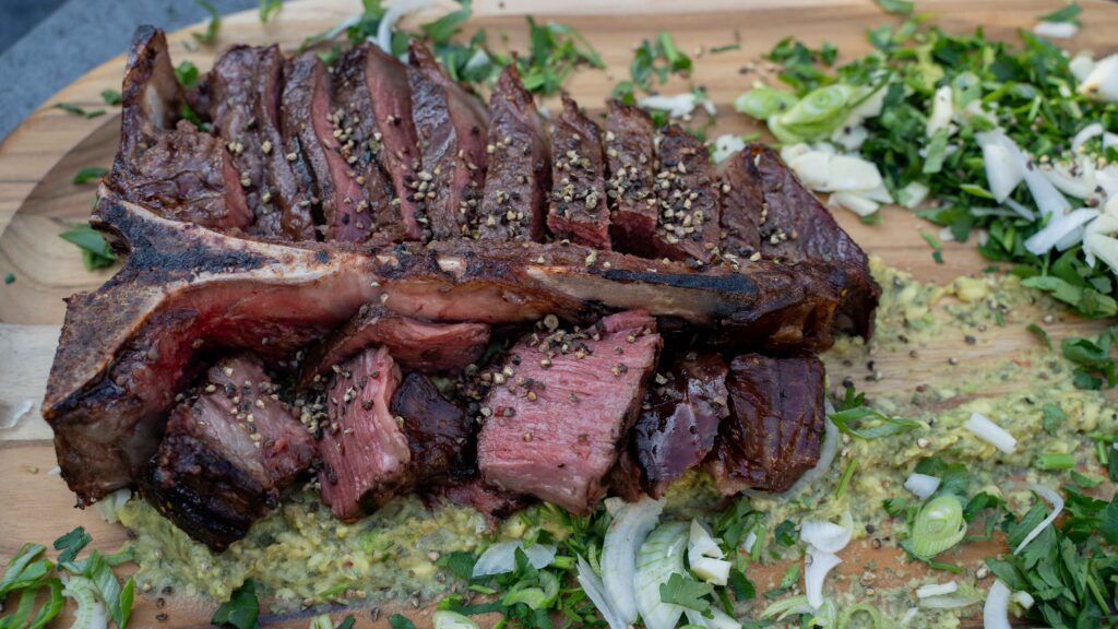 T-Bone Steak mit Avocado-Creme