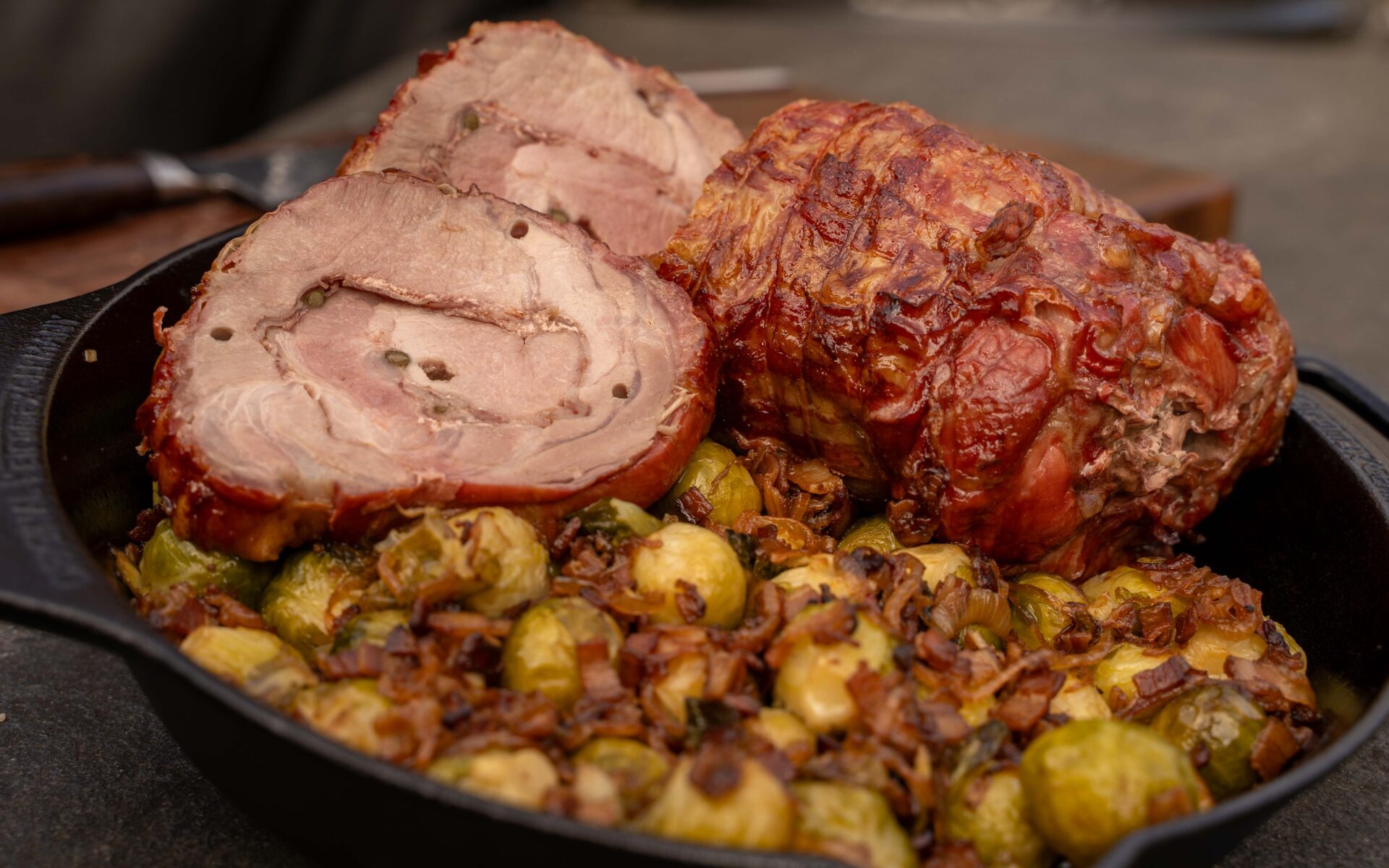 Pfefferspießbraten vom Grill – Der wohl aromatischste Drehspieß-Braten mit grünem Pfeffer & Bacon