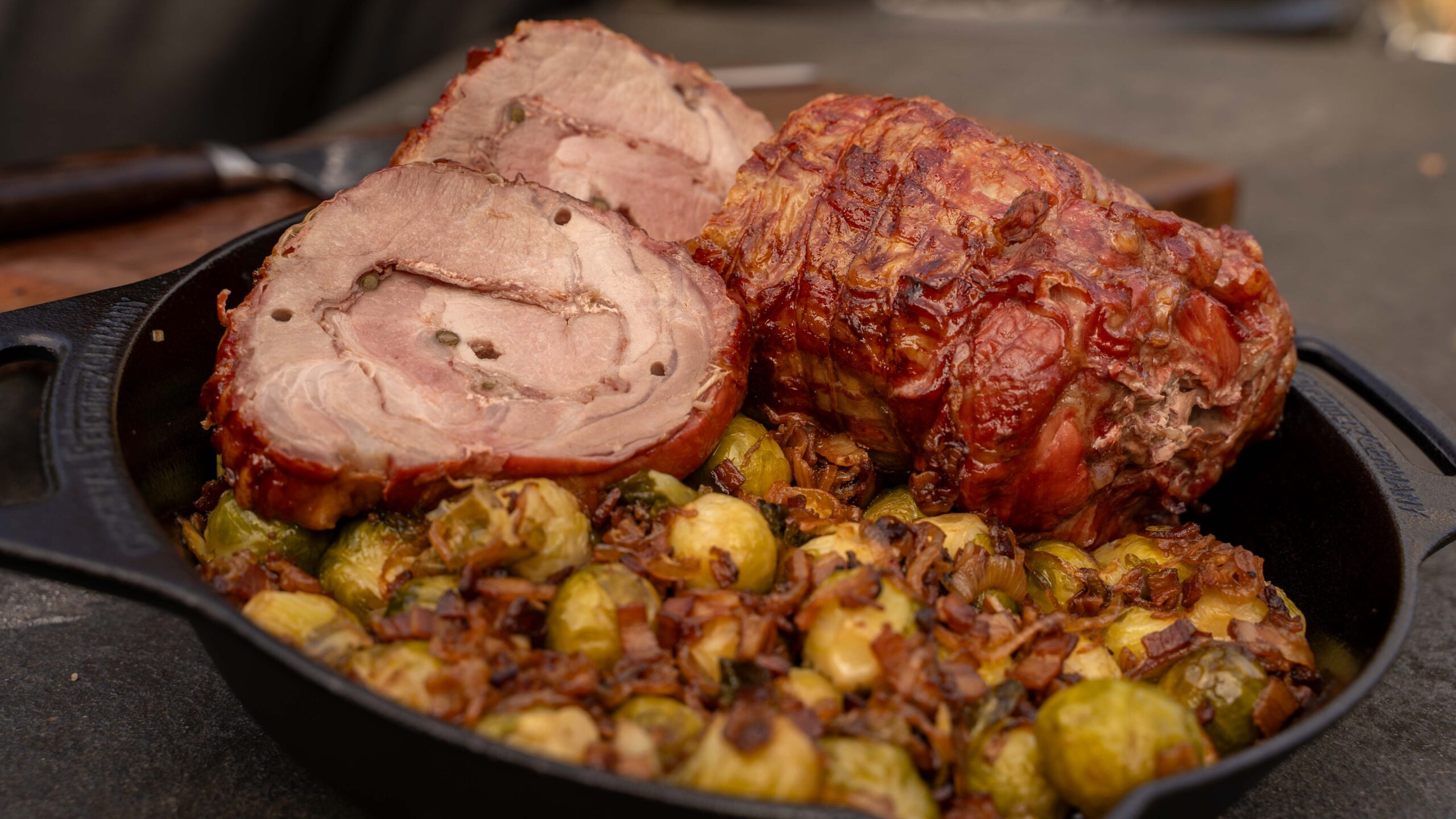 Pfefferspießbraten vom Grill – Der wohl aromatischste Drehspieß-Braten mit grünem Pfeffer & Bacon