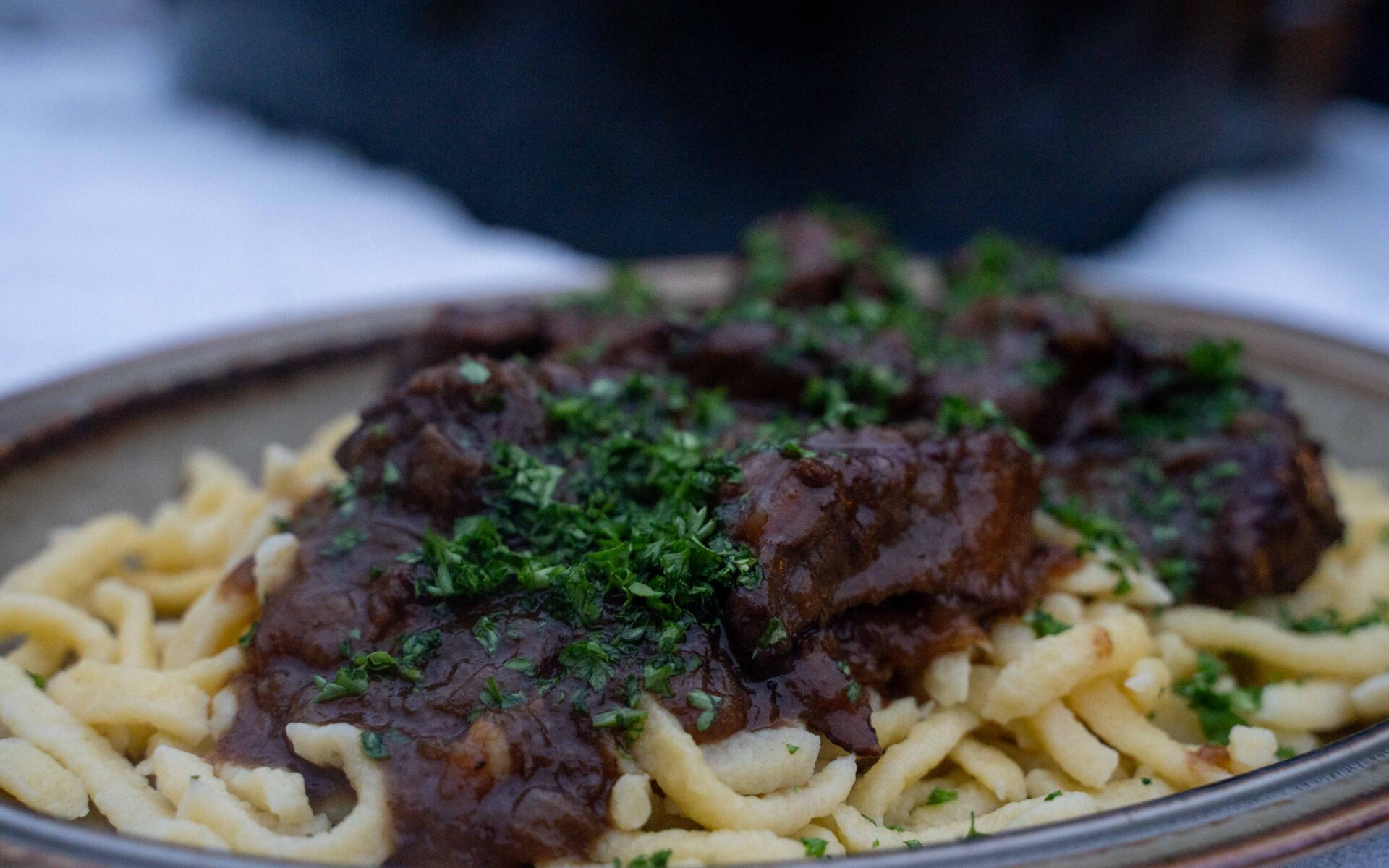 Dutch Oven Gulasch vom Grill – handwerklich, ehrlich und bewusst anders