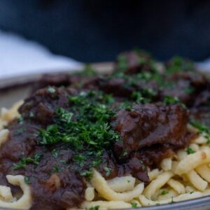 Dutch Oven Gulasch vom Grill