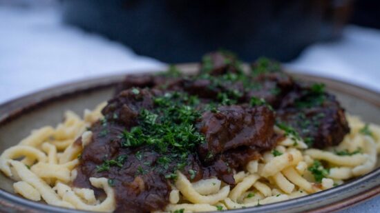 Dutch Oven Gulasch vom Grill