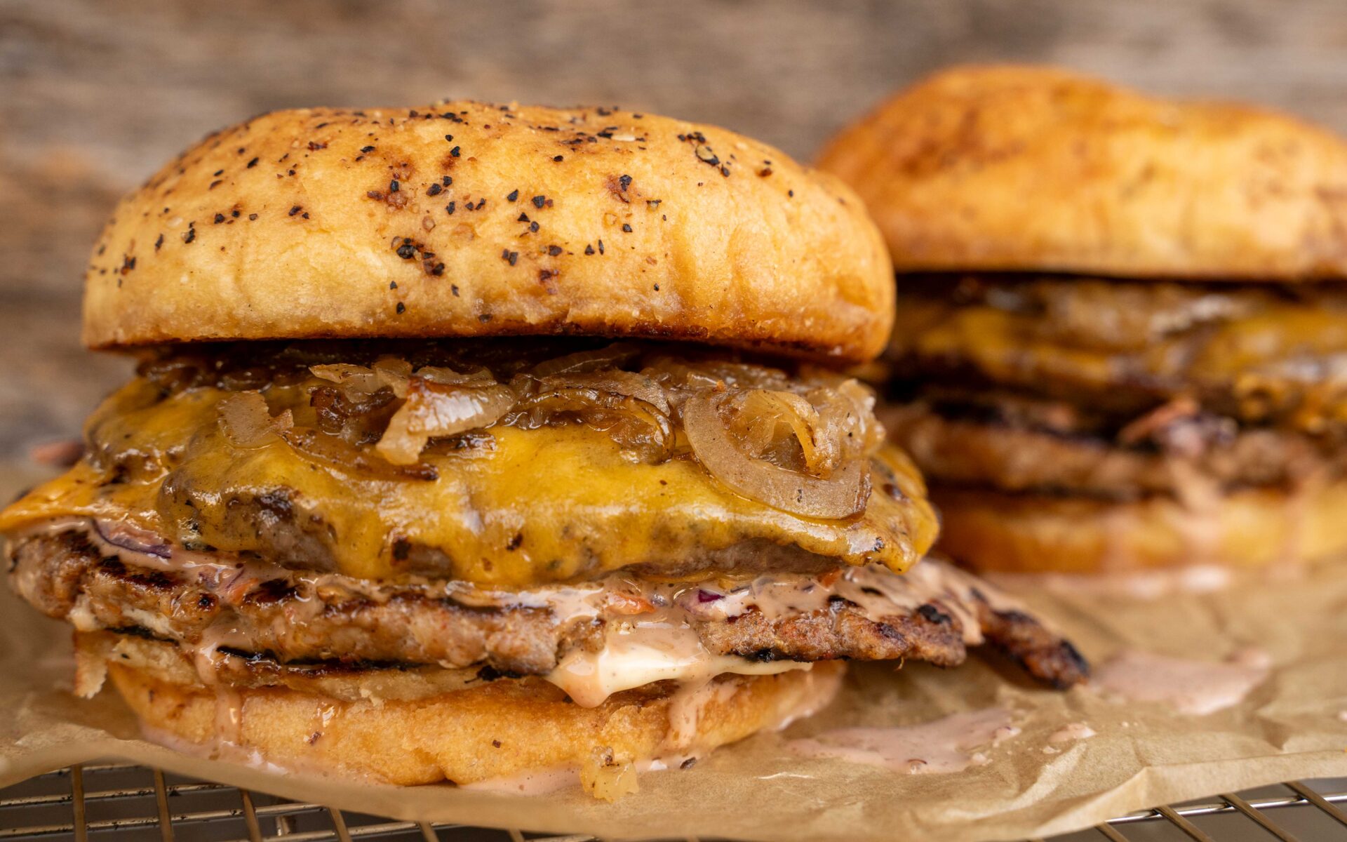 Dual Smash Burger – East meets West mit Simmentaler Beef & Thai BBQ Patty