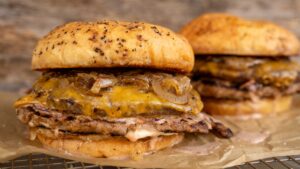 Dual Smash Burger – East meets West mit Simmentaler Beef & Thai BBQ Patty