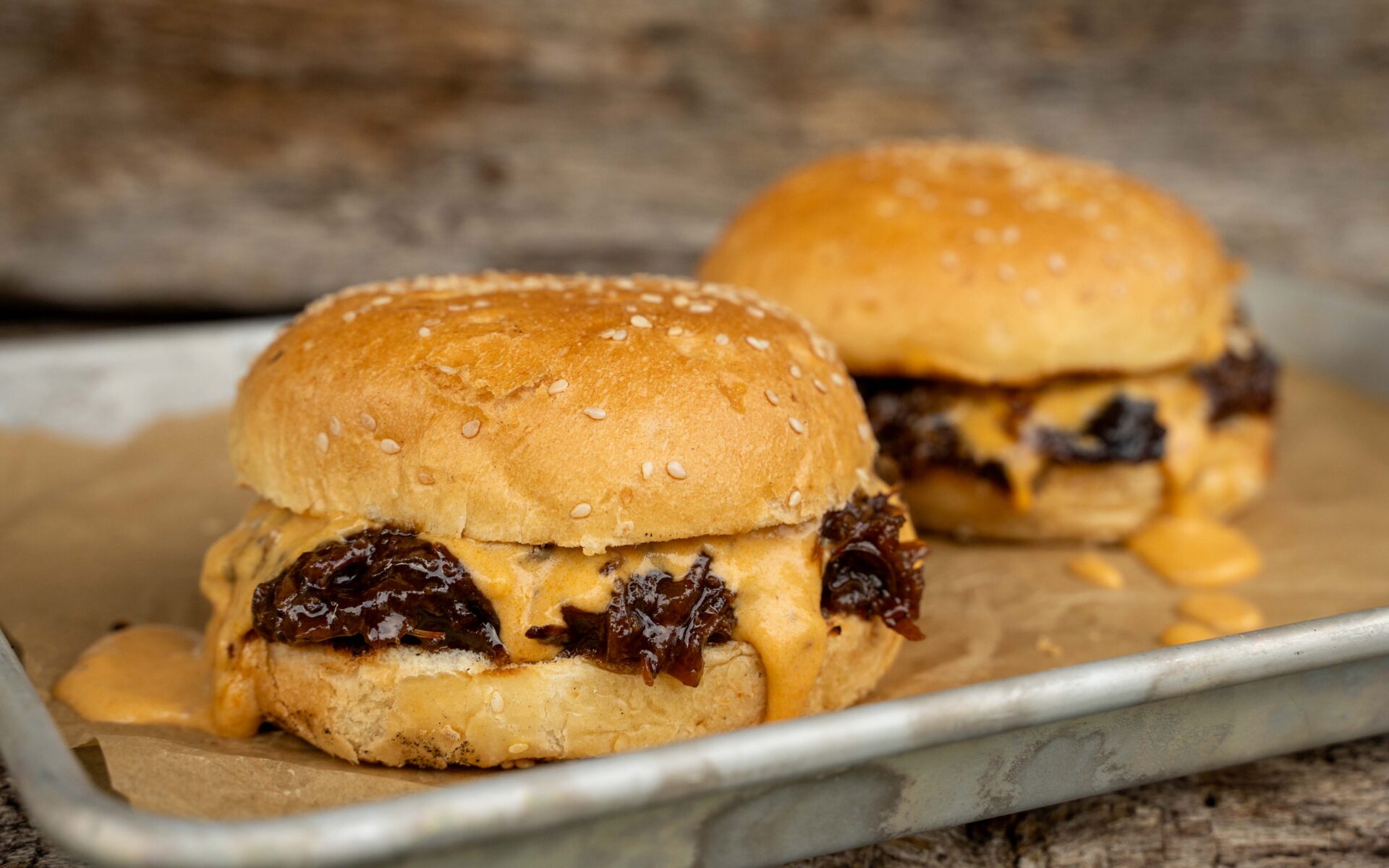 Ochsenbäckchen Burger aus dem Dutch Oven – schlotzig, zart & voller Aroma