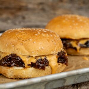 Ochsenbäckchen Burger aus dem Dutch Oven