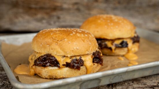 Ochsenbäckchen Burger aus dem Dutch Oven