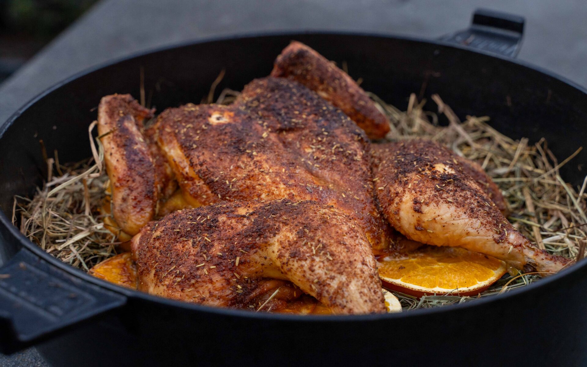 Roadkill Kikok Hähnchen aus dem Dutch Oven – knuspriges Hähnchen mit Heu und Orange vom Grill