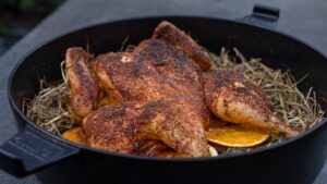 Roadkill Kikok Hähnchen aus dem Dutch Oven – knuspriges Hähnchen mit Heu und Orange vom Grill
