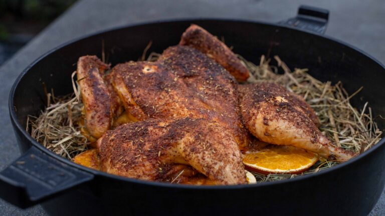 Roadkill Kikok Hähnchen aus dem Dutch Oven – knuspriges Hähnchen mit Heu und Orange vom Grill